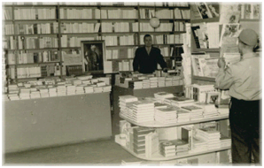 Kirjakauppias Osmo Suvanto liikkeessn vuonna 1952.